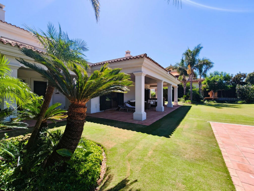 Detached Villa San Roque Club Cádiz - image 31