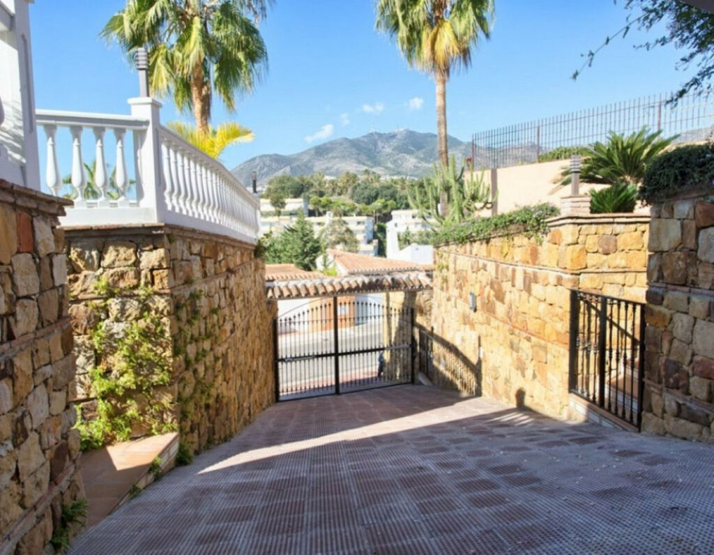 Detached Villa Torrequebrada Málaga - image 31