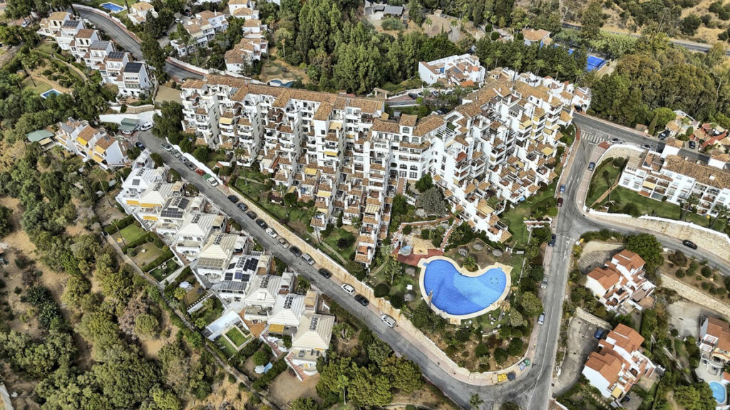 Middle Floor Apartment Calahonda Málaga - image 31