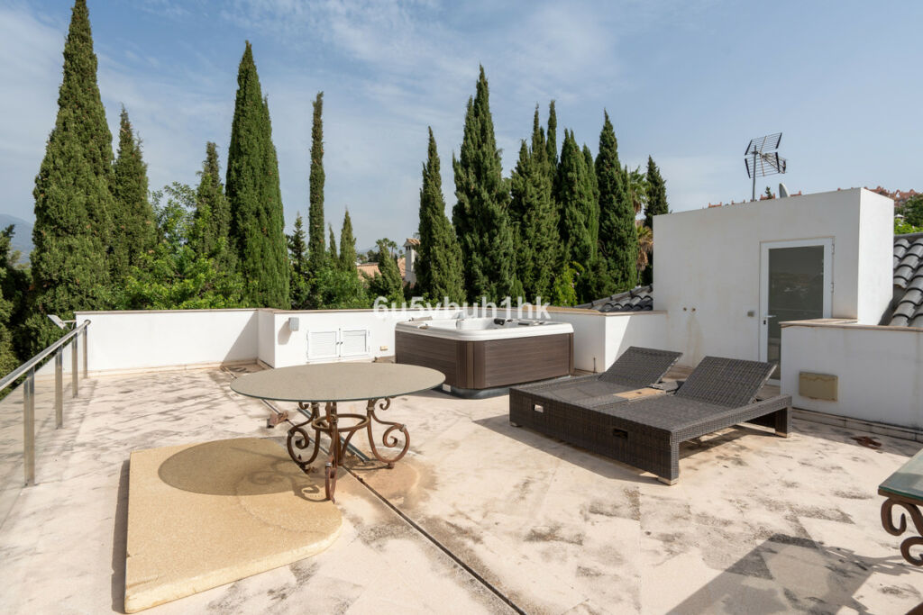 Detached Villa Nueva Andalucía Málaga - image 32