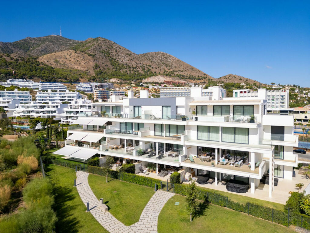 Middle Floor Apartment Benalmadena Málaga - image 32