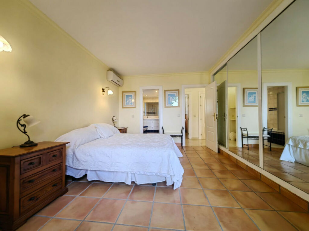 Detached Villa Estepona Málaga - image 32