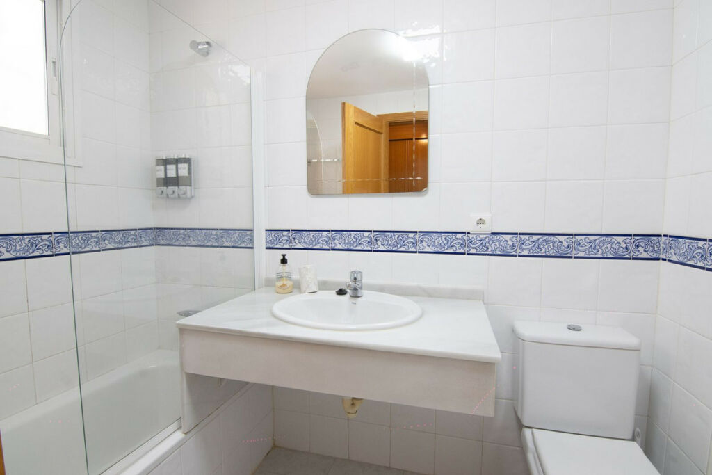 Middle Floor Apartment Estepona Málaga - image 33