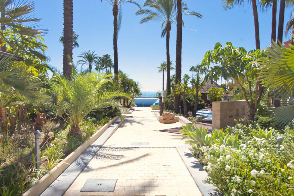Middle Floor Apartment Estepona Málaga - image 33