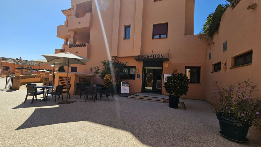 Middle Floor Apartment Estepona Málaga - image 2