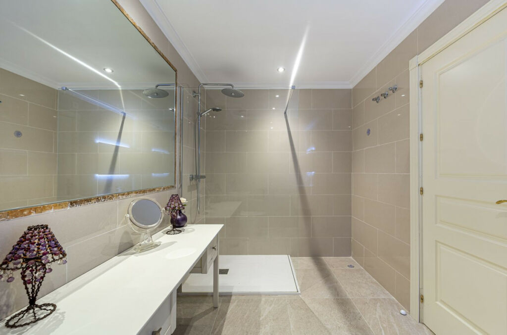 Middle Floor Apartment El Paraiso Málaga - image 35