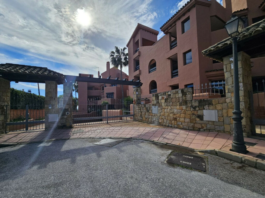 Middle Floor Apartment Estepona Málaga - image 35