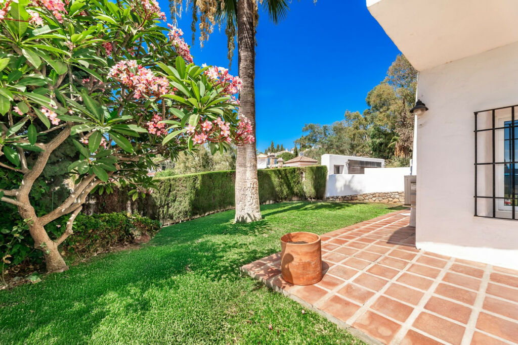 Detached Villa El Coto Málaga - image 35