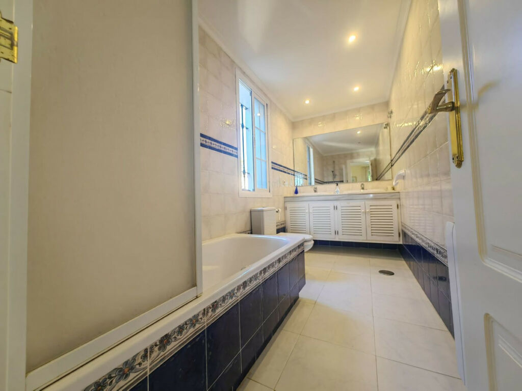 Detached Villa Estepona Málaga - image 35
