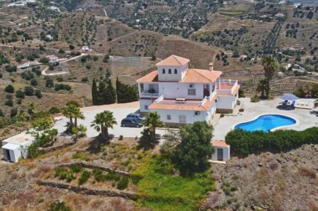 Detached Villa Sayalonga Málaga - image 35