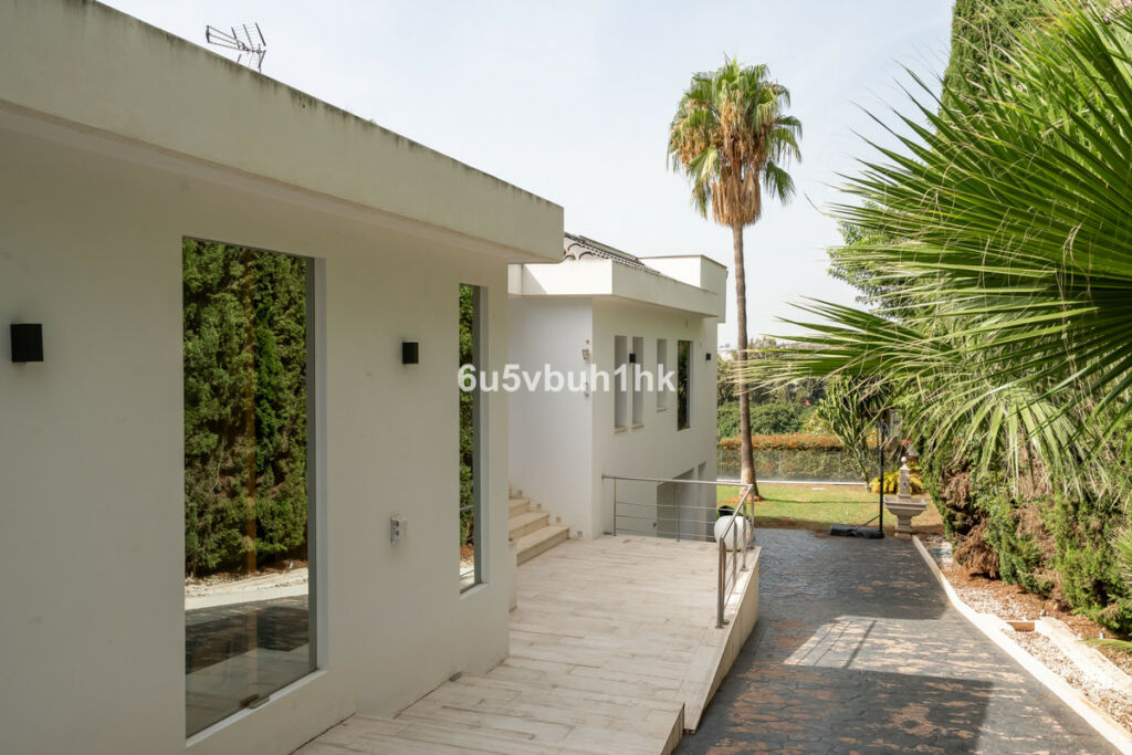 Detached Villa Nueva Andalucía Málaga - image 36