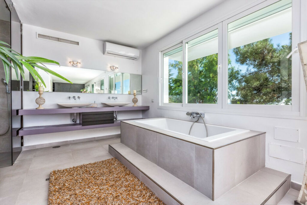 Detached Villa Estepona Málaga - image 36