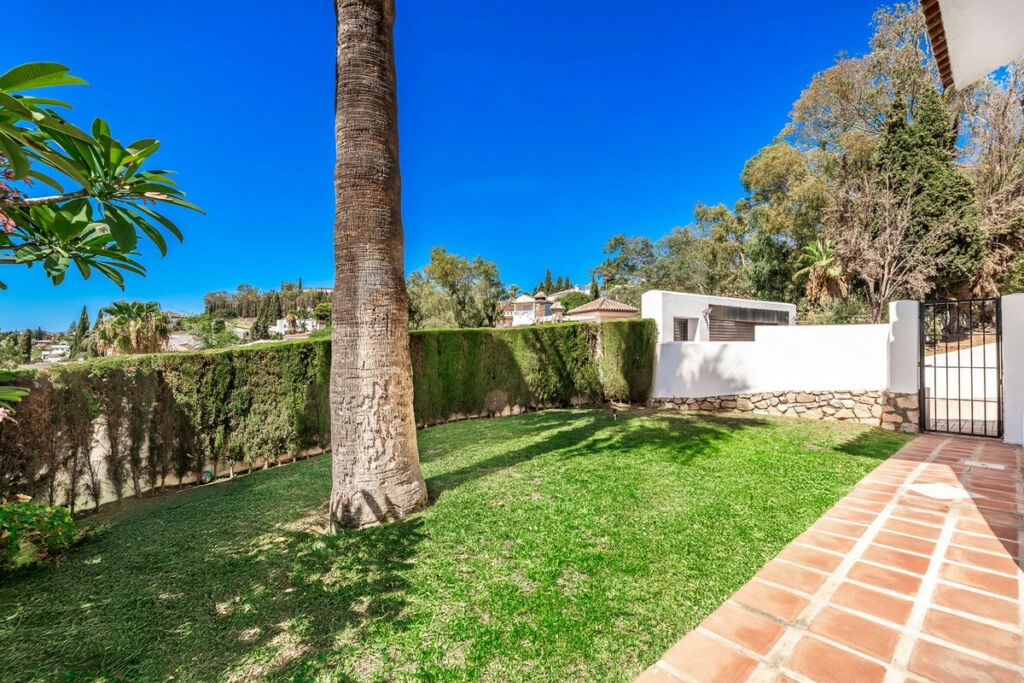 Detached Villa El Coto Málaga - image 36