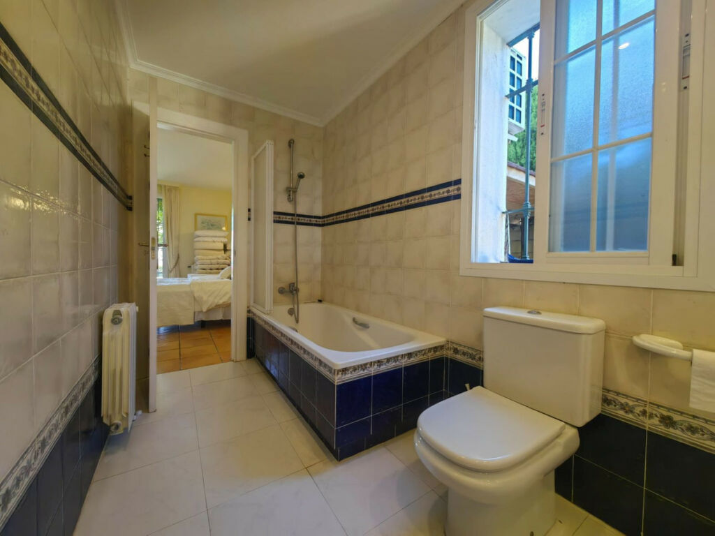 Detached Villa Estepona Málaga - image 36