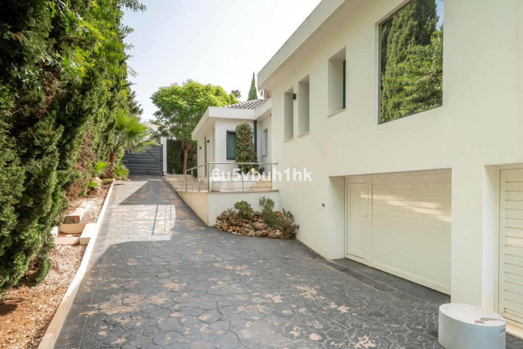 Detached Villa Nueva Andalucía Málaga - image 38
