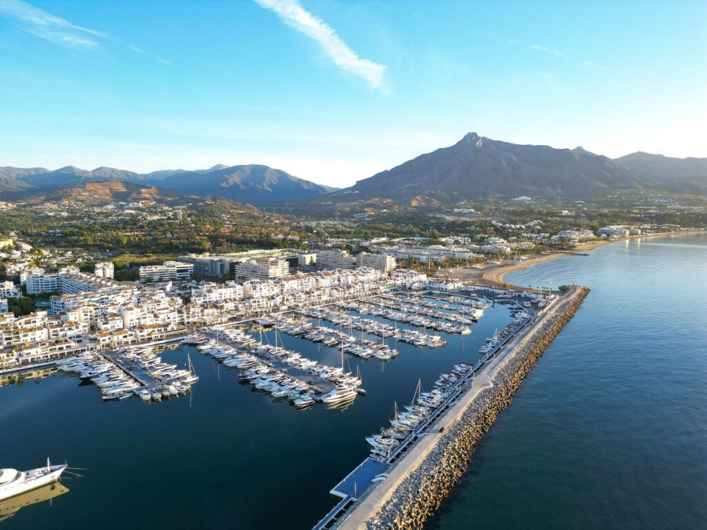 Middle Floor Apartment Puerto Banús Málaga - image 37
