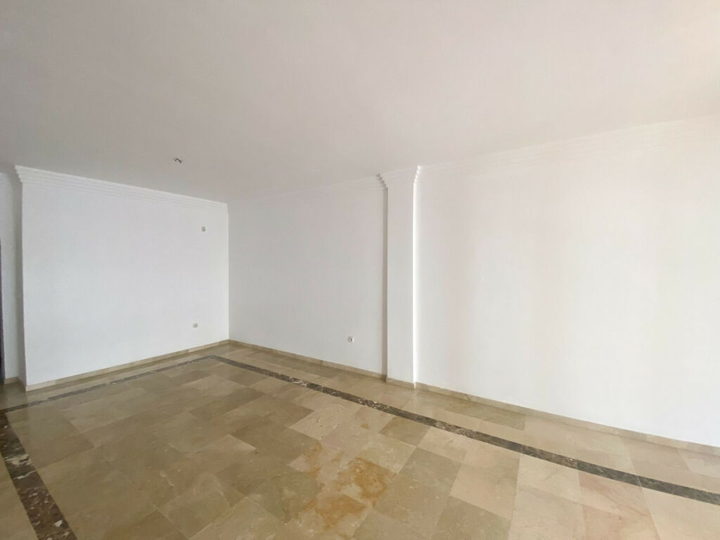 Middle Floor Apartment Nueva Andalucía Málaga - image 4
