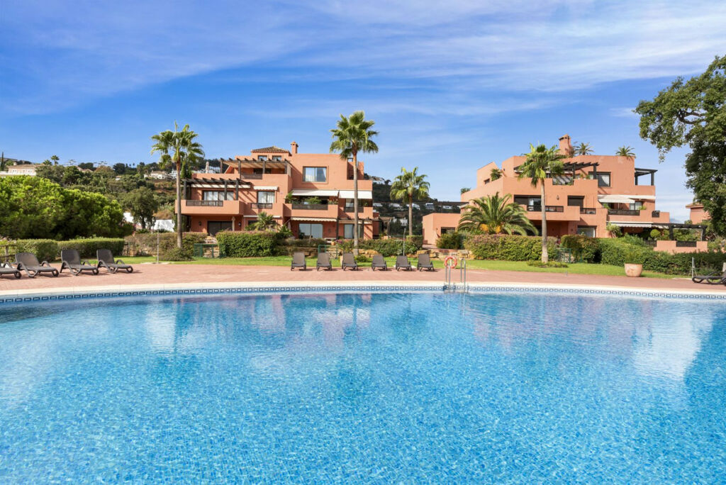 Middle Floor Apartment La Mairena Málaga - image 4