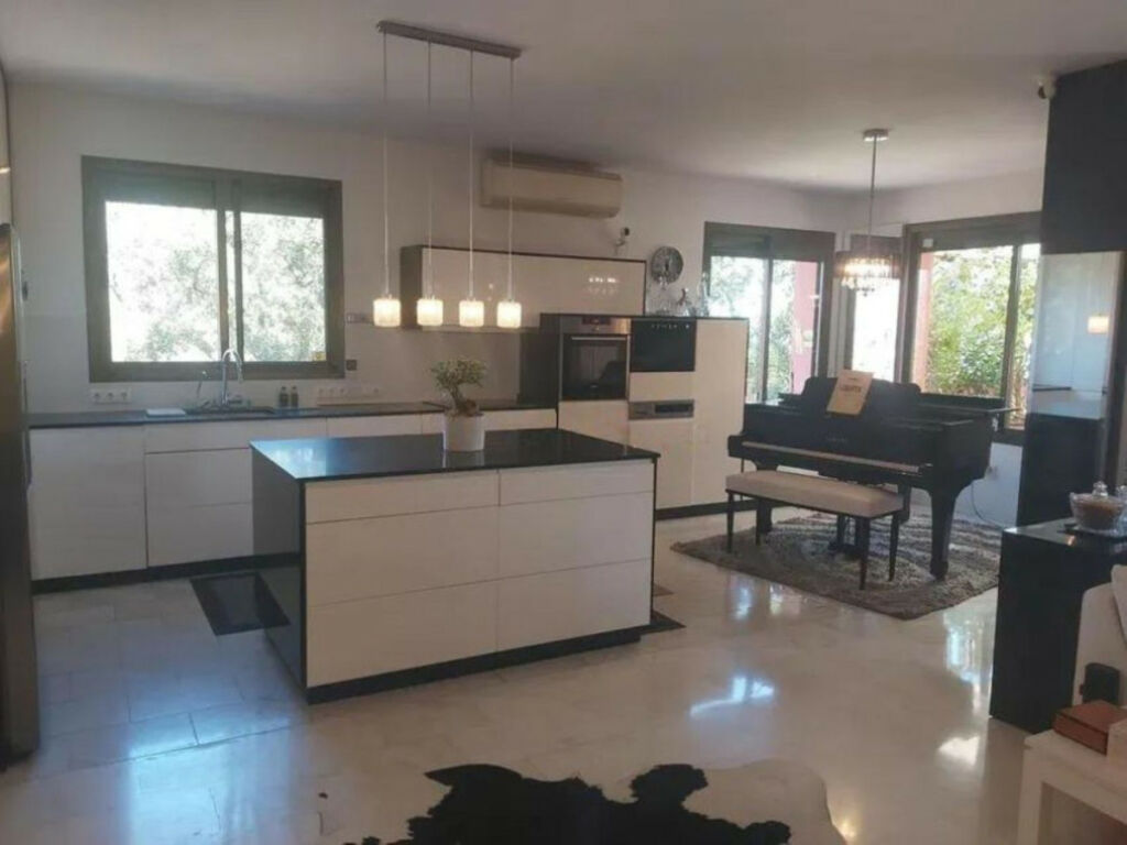Middle Floor Apartment Marbella Málaga - image 4