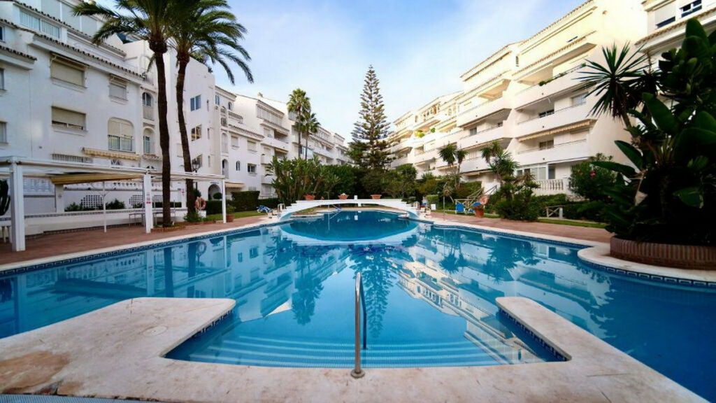 Middle Floor Apartment Marbella Málaga - image 4