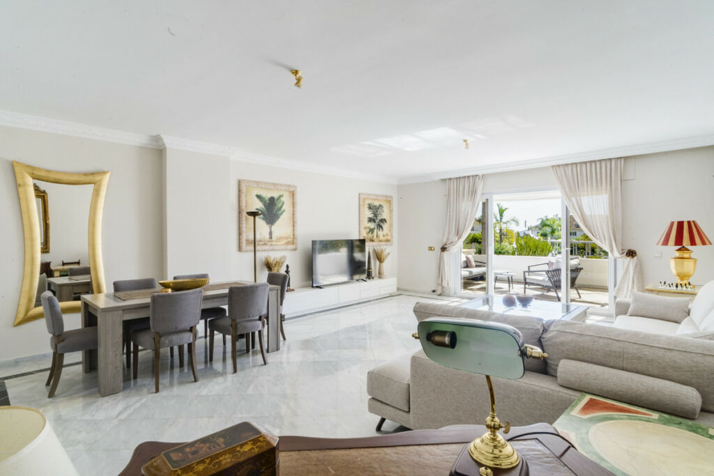 Middle Floor Apartment The Golden Mile Málaga - image 4