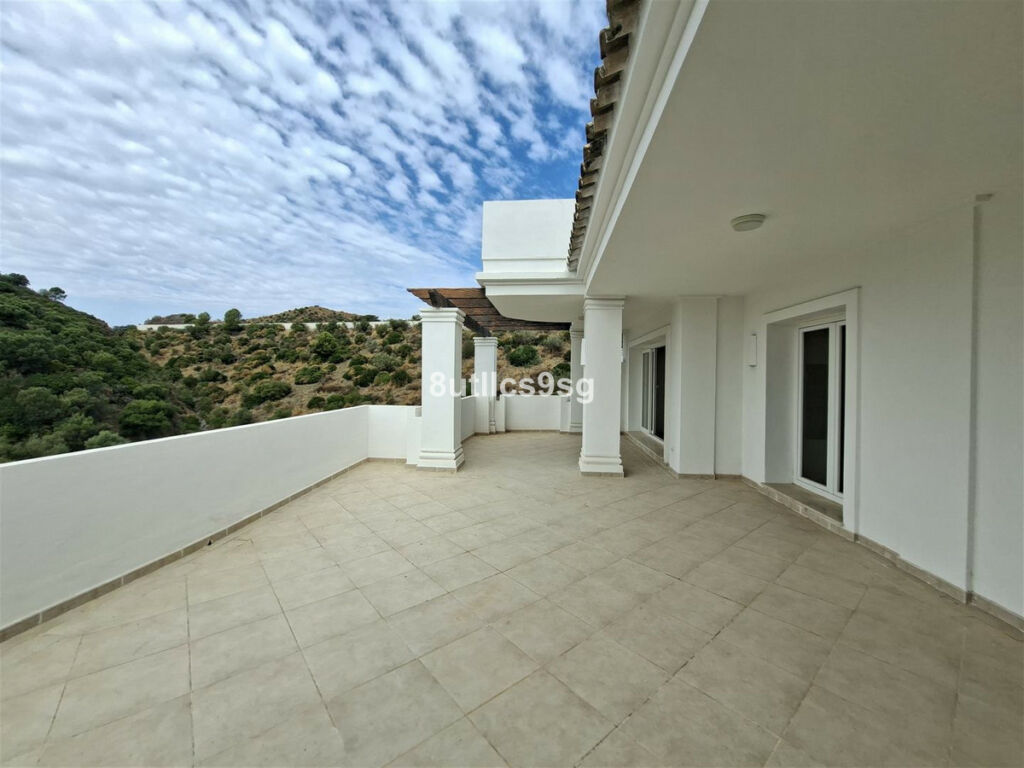 Middle Floor Apartment Aloha Málaga - image 4