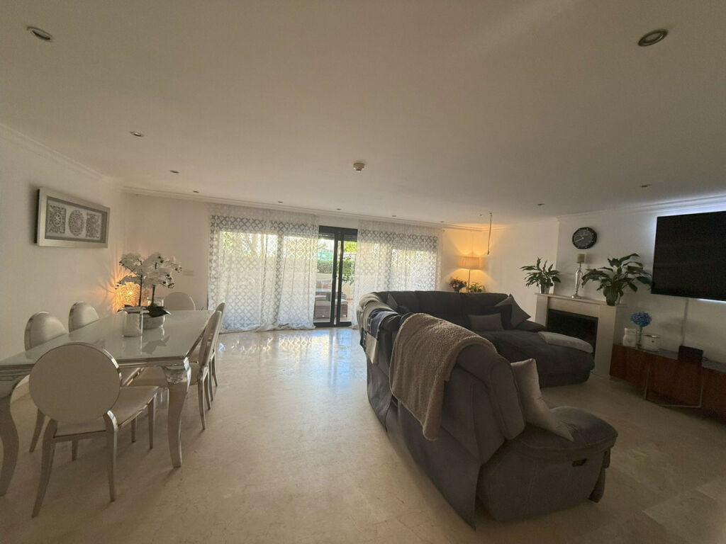 Townhouse Atalaya Málaga - image 4
