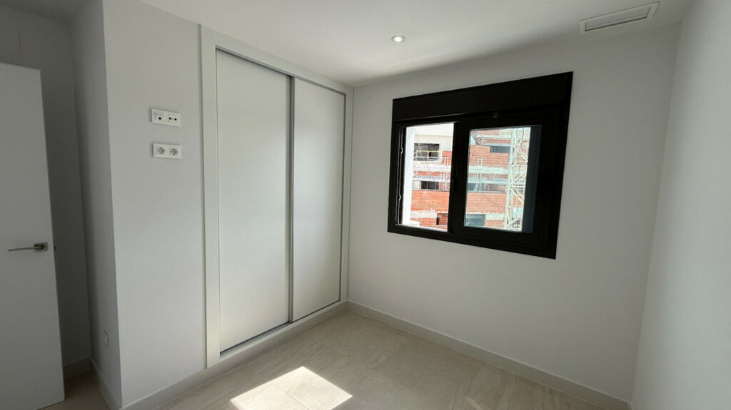 Middle Floor Apartment Torrevieja Alicante - image 4