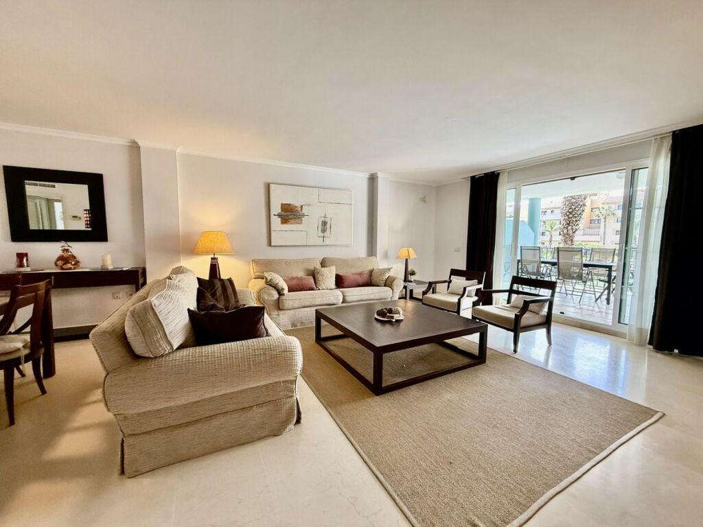 Middle Floor Apartment Sotogrande Puerto Cádiz - image 4