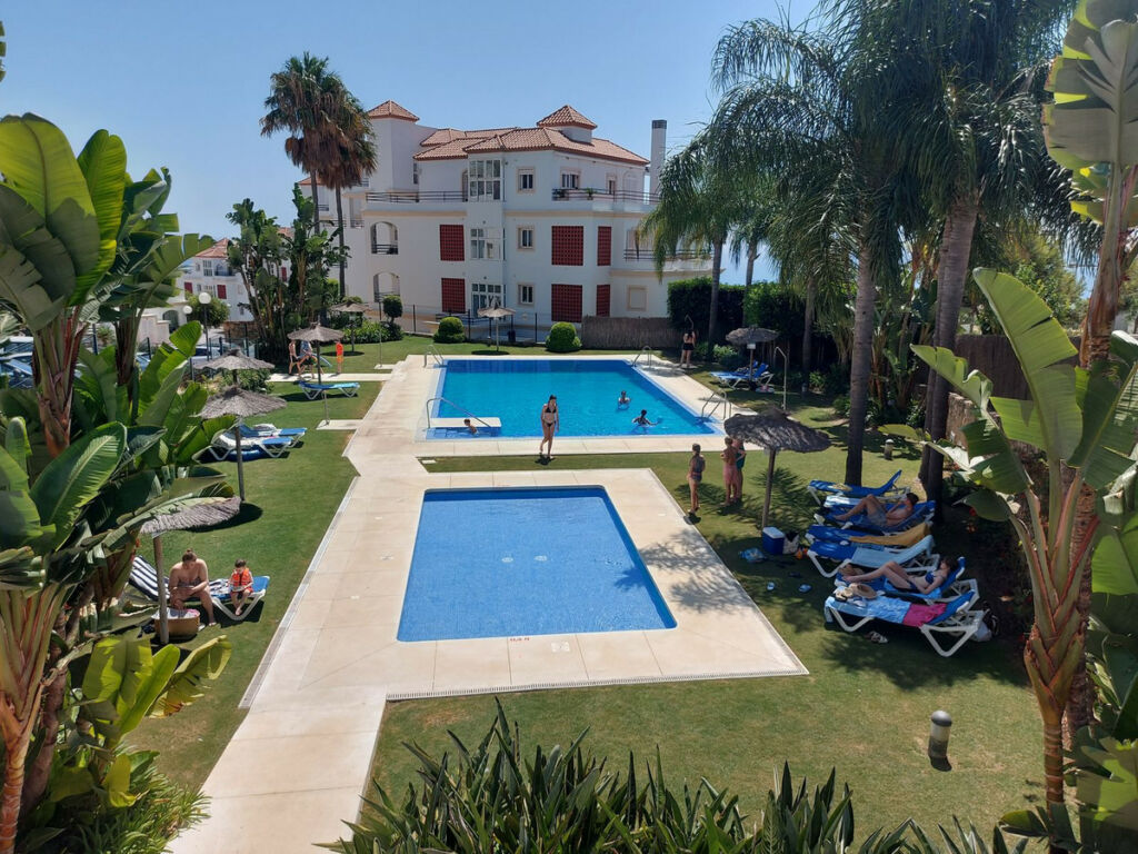 Middle Floor Apartment La Duquesa Málaga - image 4