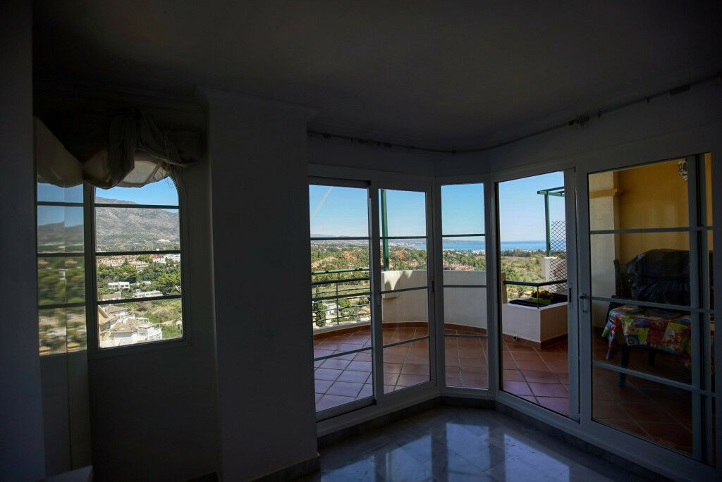 Middle Floor Apartment Nueva Andalucía Málaga - image 4