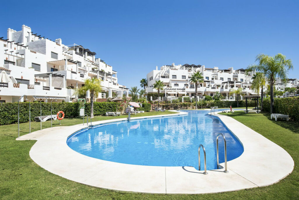 Middle Floor Apartment Estepona Málaga - image 4