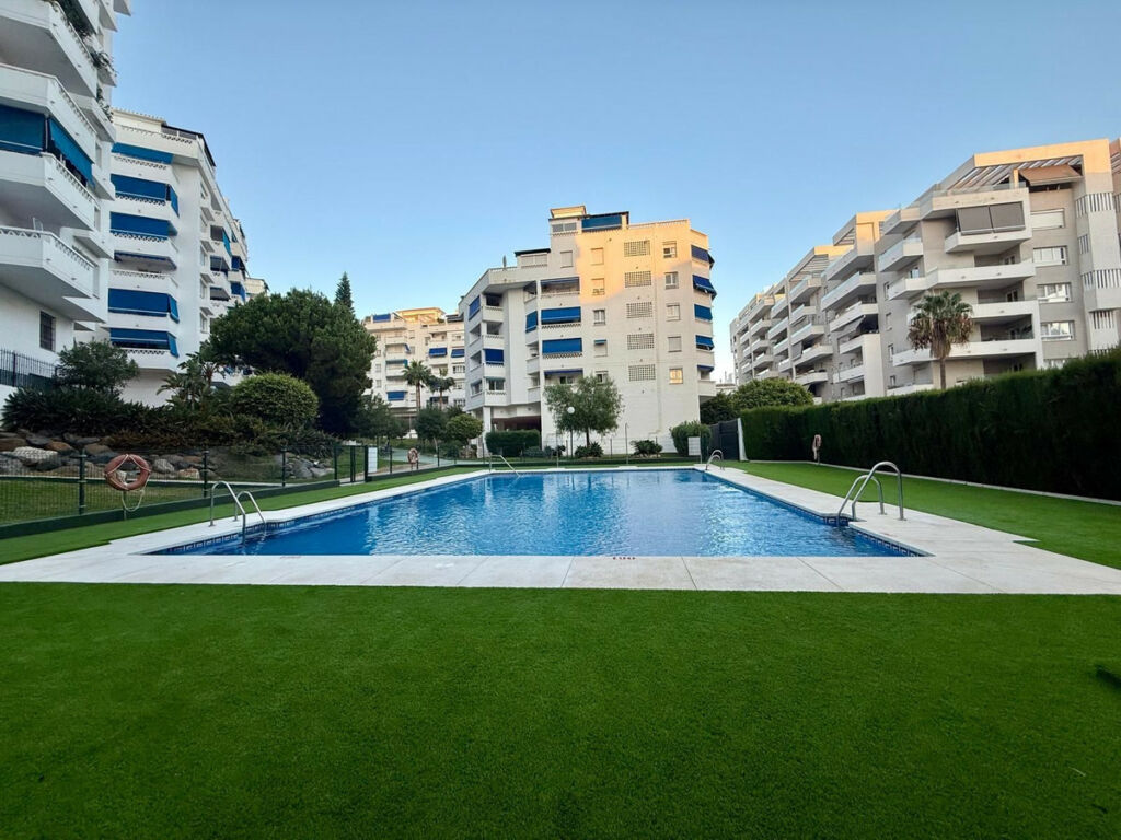 Middle Floor Apartment Nueva Andalucía Málaga - image 4