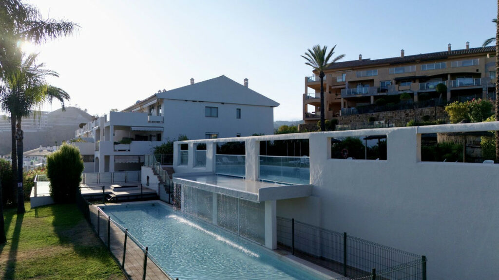 Middle Floor Apartment Estepona Málaga - image 4