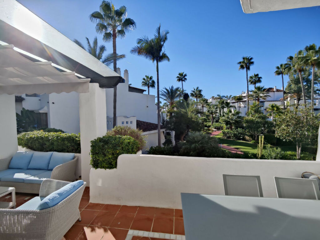 Middle Floor Apartment Puerto Banús Málaga - image 4
