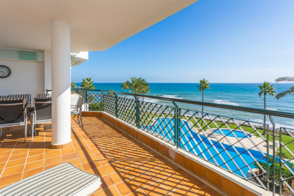 Middle Floor Apartment Calahonda Málaga - image 4