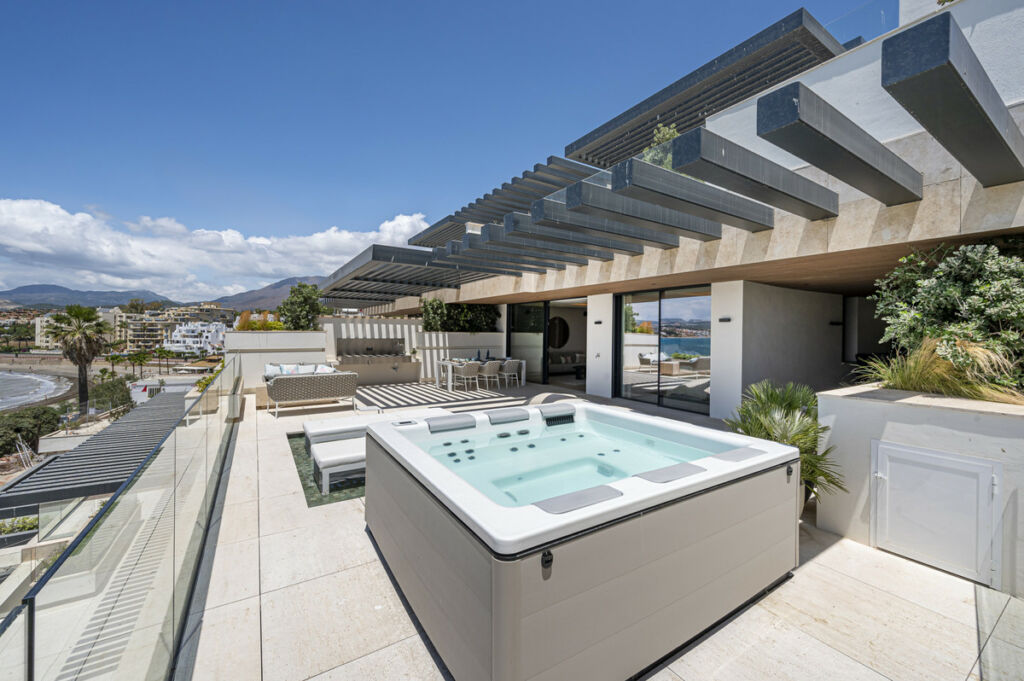 Middle Floor Apartment Estepona Málaga - image 4