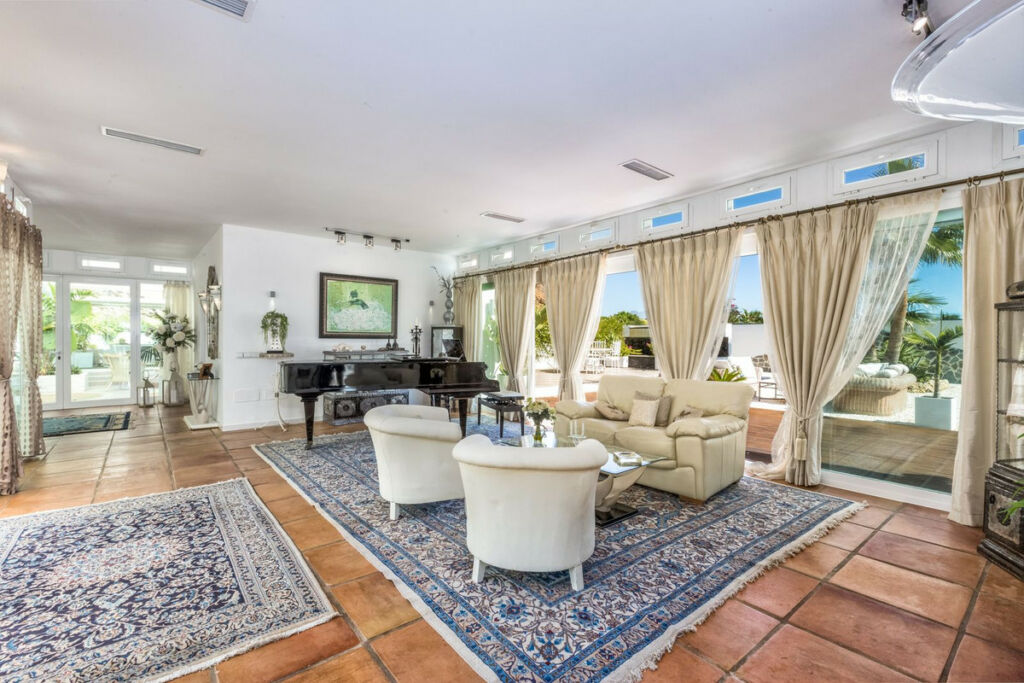 Detached Villa Estepona Málaga - image 4