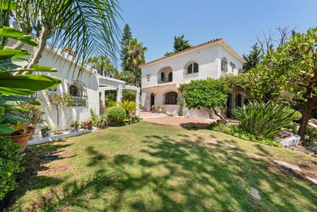 Detached Villa Nueva Andalucía Málaga - image 4