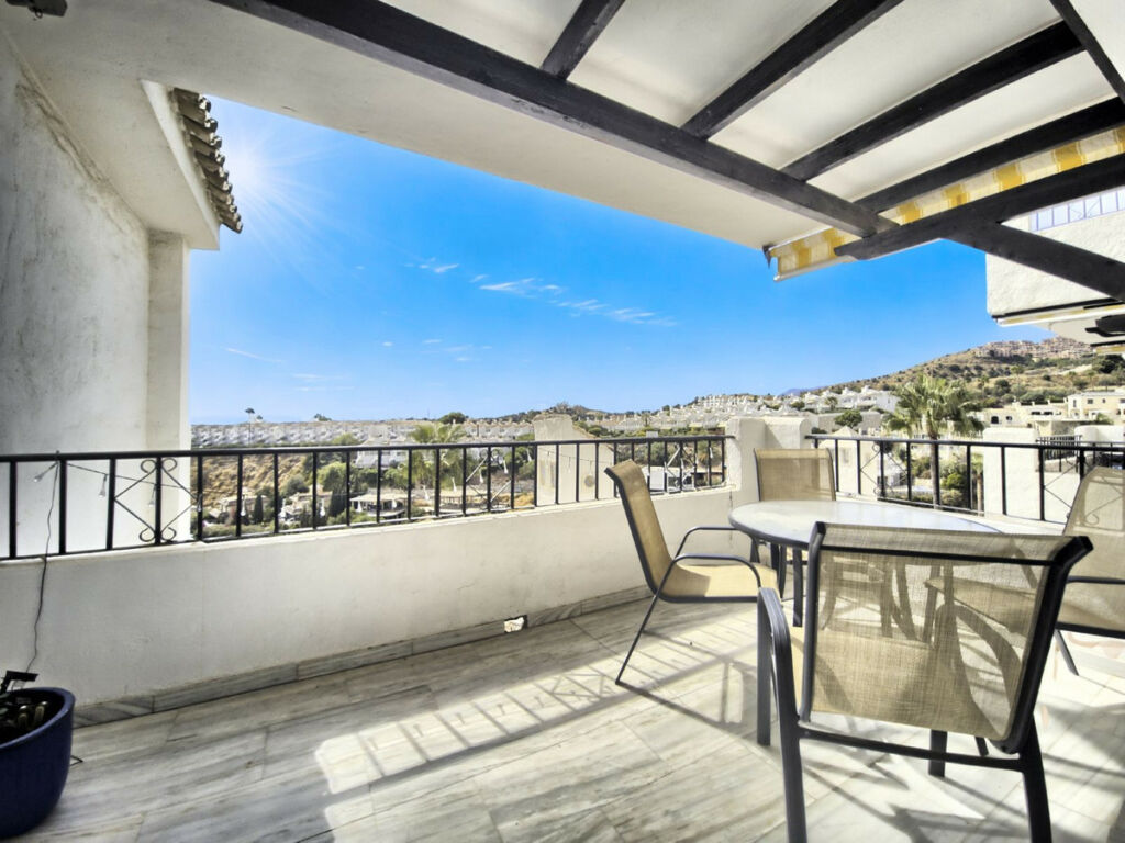 Middle Floor Apartment Calahonda Málaga - image 4