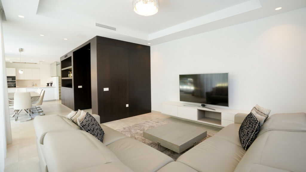 Detached Villa El Paraiso Málaga - image 4