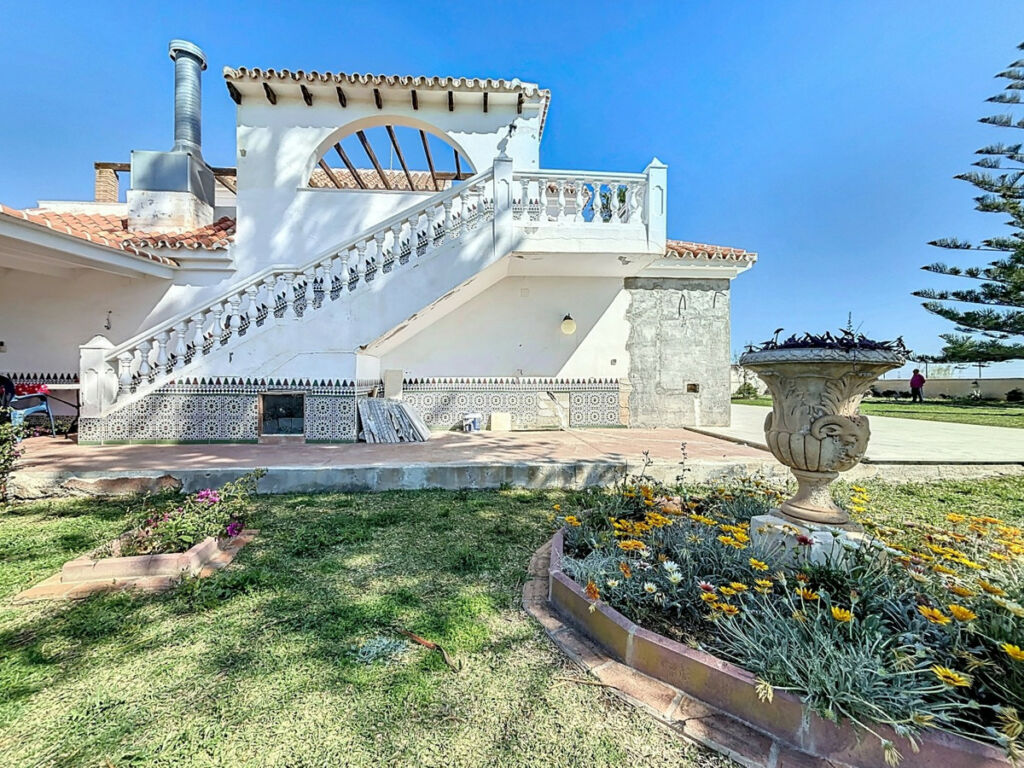 Detached Villa Almayate Málaga - image 4