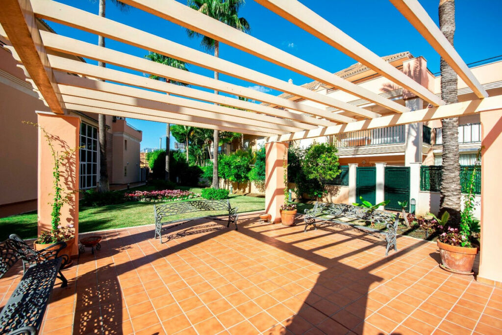 Top Floor Apartment Marbella Málaga - image 4