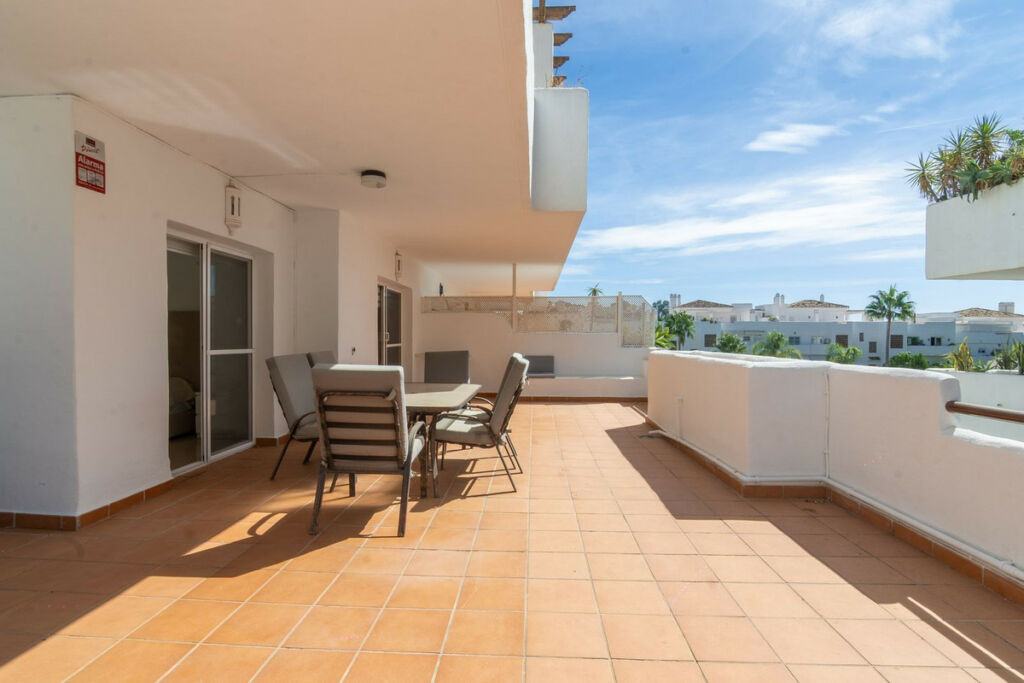 Middle Floor Apartment Estepona Málaga - image 4