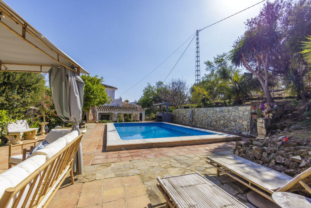Detached Villa Riogordo Málaga - image 4
