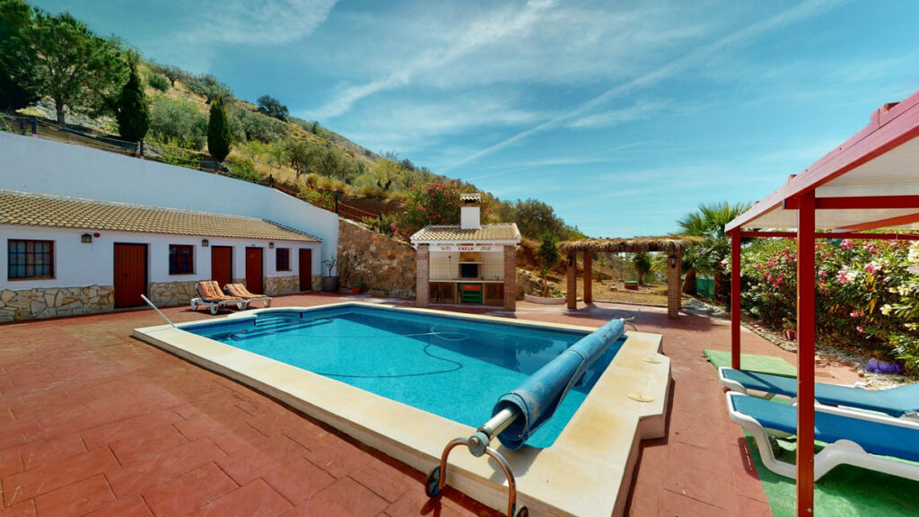 Detached Villa El Borge Málaga - image 4