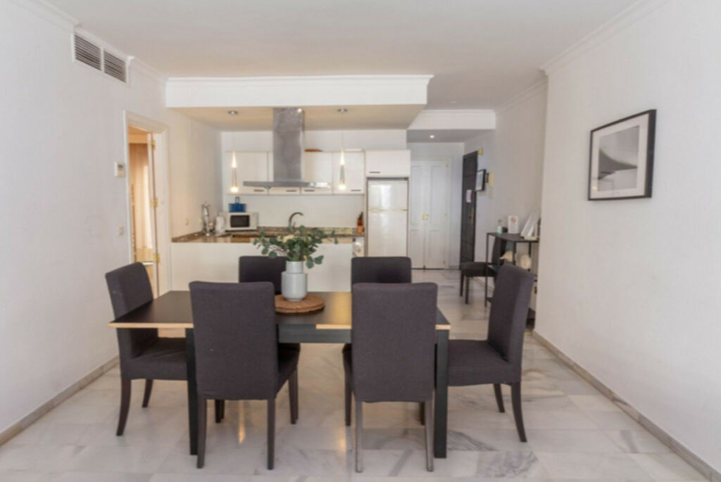 Middle Floor Apartment Puerto Banús Málaga - image 4