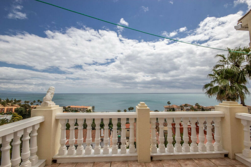 Detached Villa Estepona Málaga - image 4