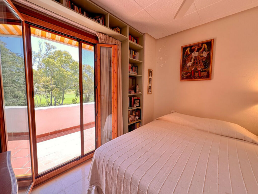 Middle Floor Apartment Nueva Andalucía Málaga - image 4