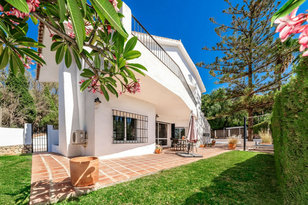 Detached Villa El Coto Málaga - image 4